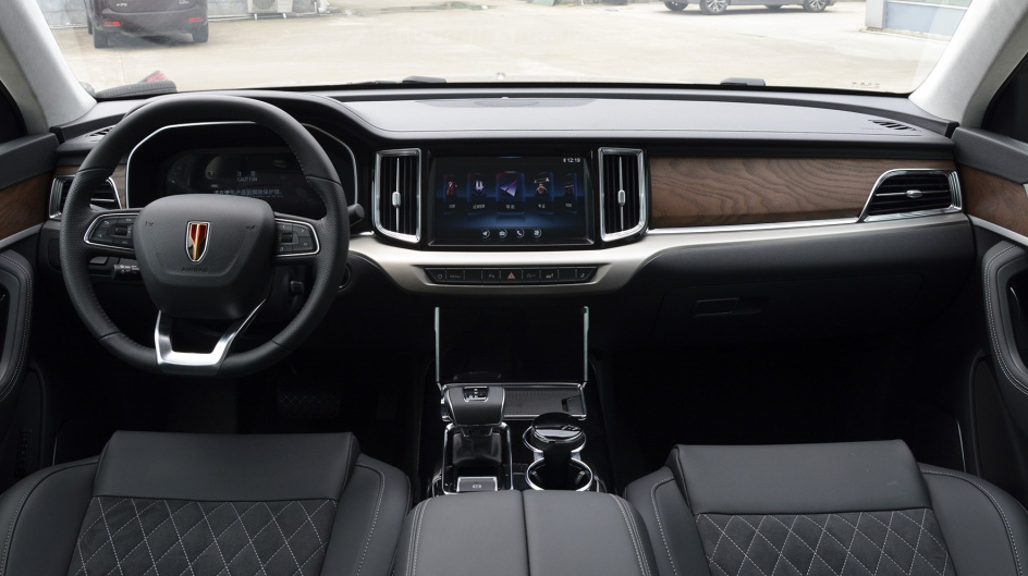 紅旗終于換車標了，全新LOGO比勞斯萊斯還豪華，葵花車標成為歷史