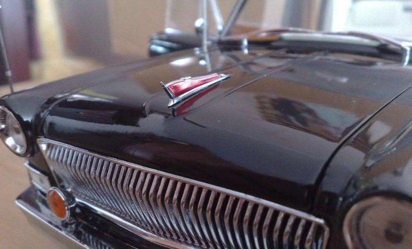 紅旗終于換車標了，全新LOGO比勞斯萊斯還豪華，葵花車標成為歷史