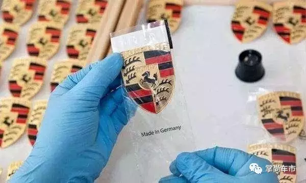 保時捷車標(biāo)都是純手工？看完流程才知這車太值了！