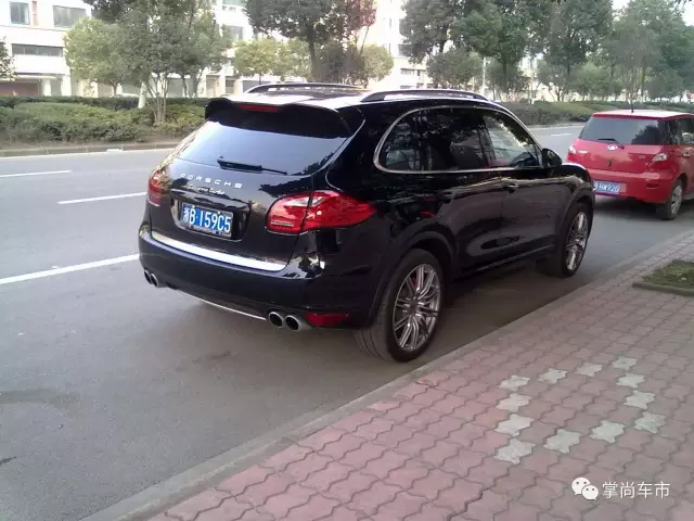 保時捷車標(biāo)都是純手工？看完流程才知這車太值了！