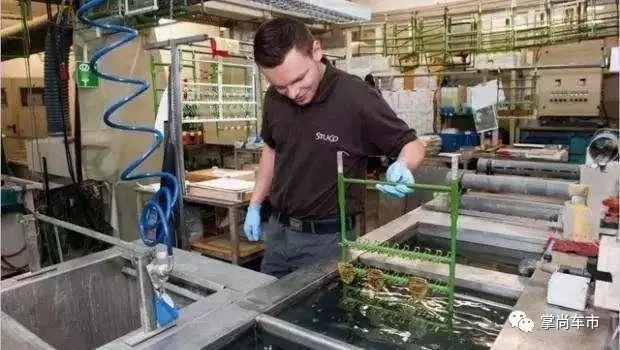 保時捷車標(biāo)都是純手工？看完流程才知這車太值了！