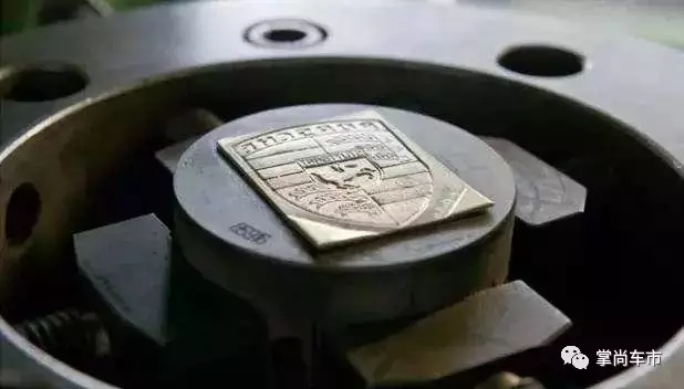 保時捷車標(biāo)都是純手工？看完流程才知這車太值了！