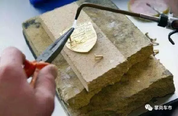 保時捷車標(biāo)都是純手工？看完流程才知這車太值了！