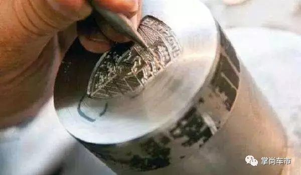 保時捷車標(biāo)都是純手工？看完流程才知這車太值了！