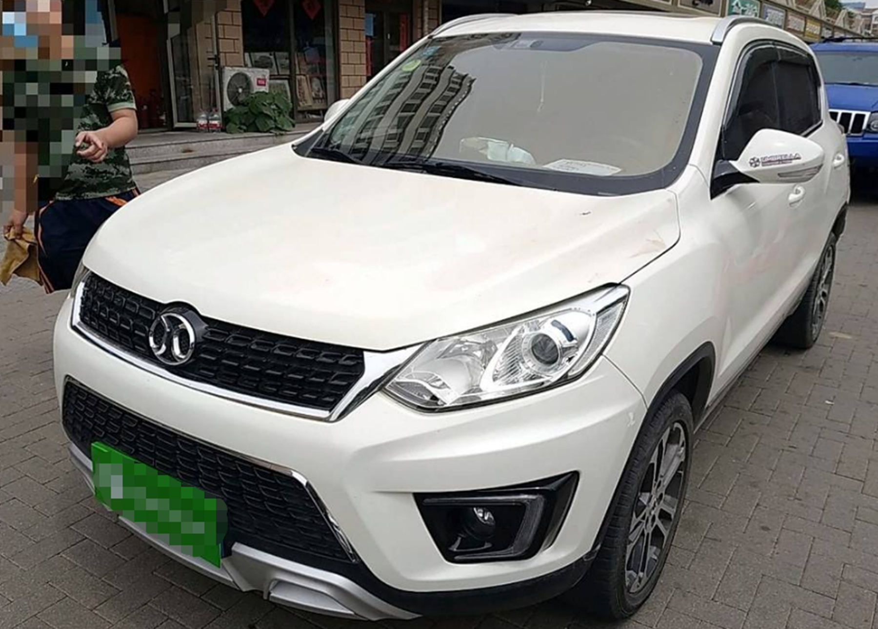 北汽可算想通了，換掉“豬鼻子”車標(biāo)，網(wǎng)友：檔次提高了不少