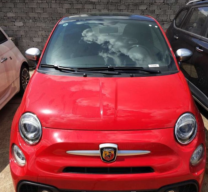 街頭偶遇蝎子車標，比奇瑞QQ不起眼，卻比奔馳C級還貴！