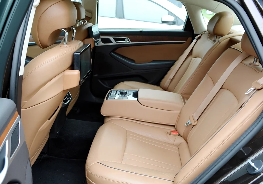 偶遇一輛豪車，它車標(biāo)帶翅膀卻不是賓利，外觀酷似奧迪A6L