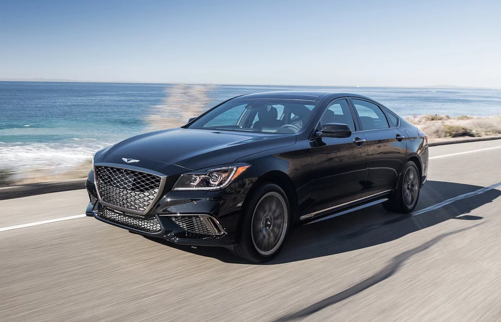 偶遇一輛豪車，它車標(biāo)帶翅膀卻不是賓利，外觀酷似奧迪A6L