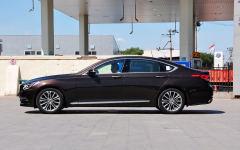 偶遇一輛豪車，它車標帶翅膀