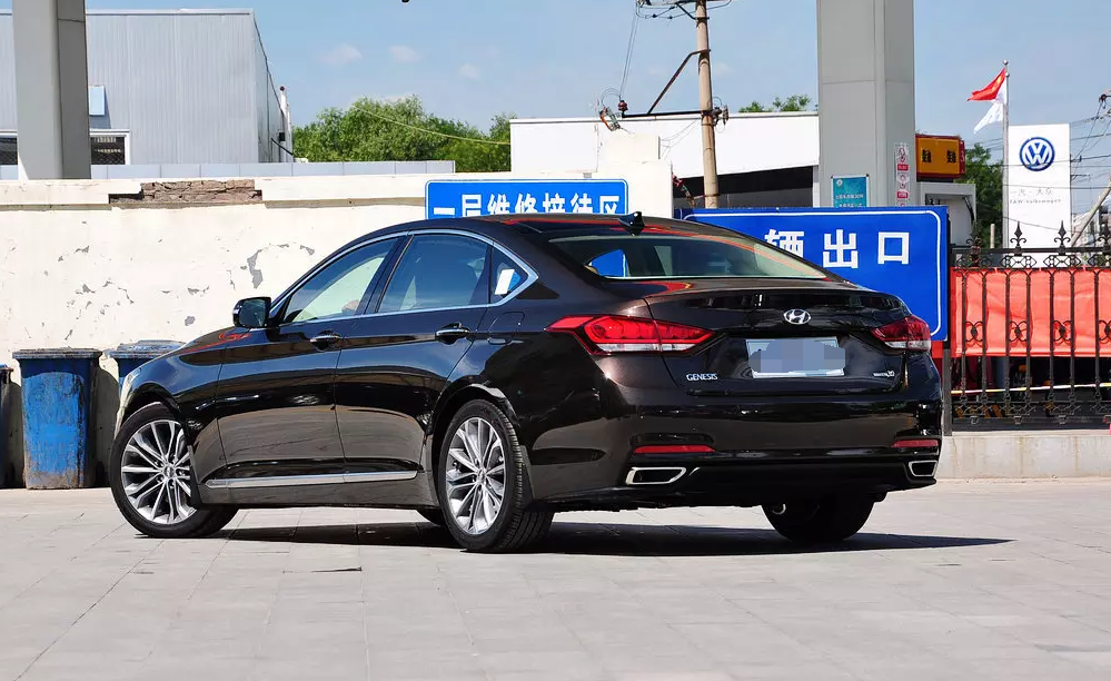 偶遇一輛豪車，它車標(biāo)帶翅膀卻不是賓利，外觀酷似奧迪A6L