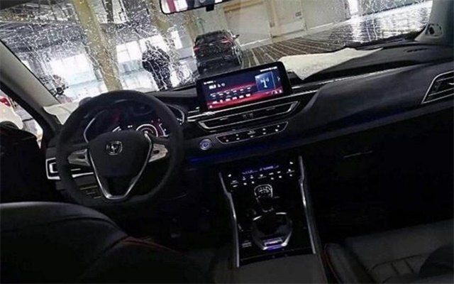 長安這車被嘲諷為山寨車，去掉字母車標(biāo)后，比寶馬X6都帶勁