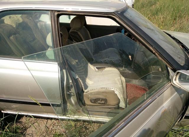 草叢里的一輛廢棄豪車無人認(rèn)領(lǐng)，認(rèn)識這個車標(biāo)的都是有故事的人