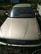 草叢里的一輛廢棄豪車無(wú)人認(rèn)