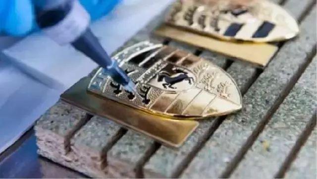 保時捷車標純手工打造過程，一個車標相當于小編3個月工資！