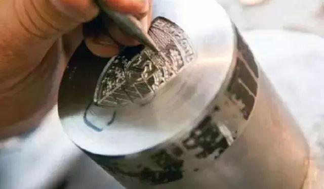 保時捷車標純手工打造過程，一個車標相當于小編3個月工資！