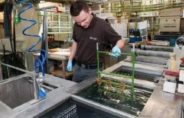 保時捷車標純手工打造過程，一個車標相當于小編3個月工資！