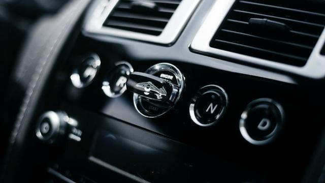 以為過去一輛蒙迪歐，結果發現車標不認識，比勞斯萊斯還貴！