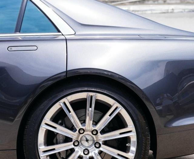 以為過去一輛蒙迪歐，結果發現車標不認識，比勞斯萊斯還貴！