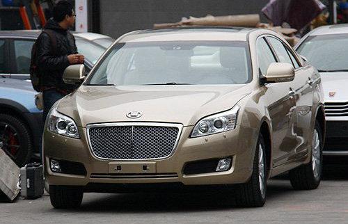 以為撞了一輛賓利，差點嚇哭，車標怎么不是個B？