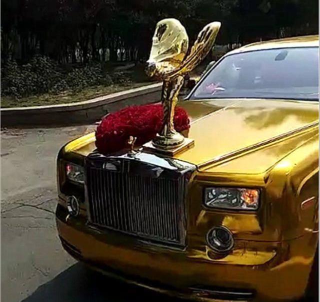 勞斯萊斯車標被罵太土，土豪花50萬，打造“金雞獨立”標