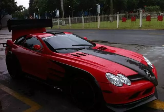 神秘超跑現身加油站，車標像一匹飛馬，卻沒人認識