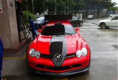 神秘超跑現(xiàn)身加油站，車標(biāo)像