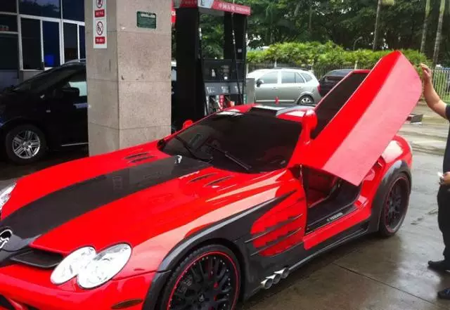 神秘超跑現身加油站，車標像一匹飛馬，卻沒人認識