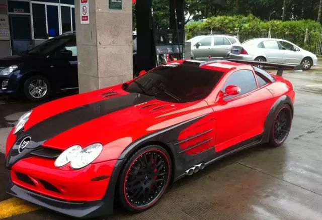 神秘超跑現身加油站，車標像一匹飛馬，卻沒人認識