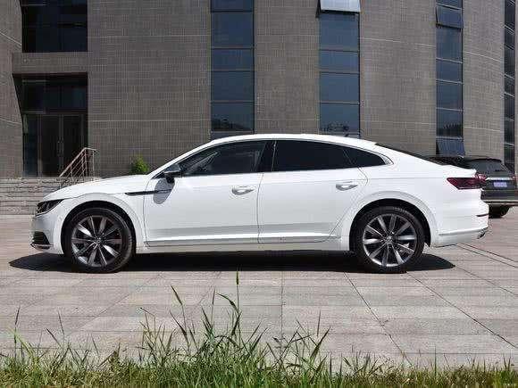 這肯定是個假大眾, 換個奧迪的車標, 簡直就是A5啊, 大眾你變了