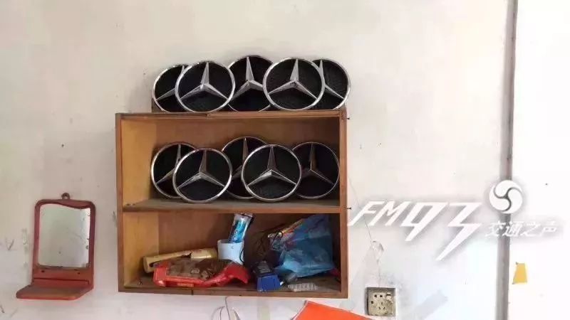 男子模仿視頻連摳10多個奔馳車標,結果悲劇了......