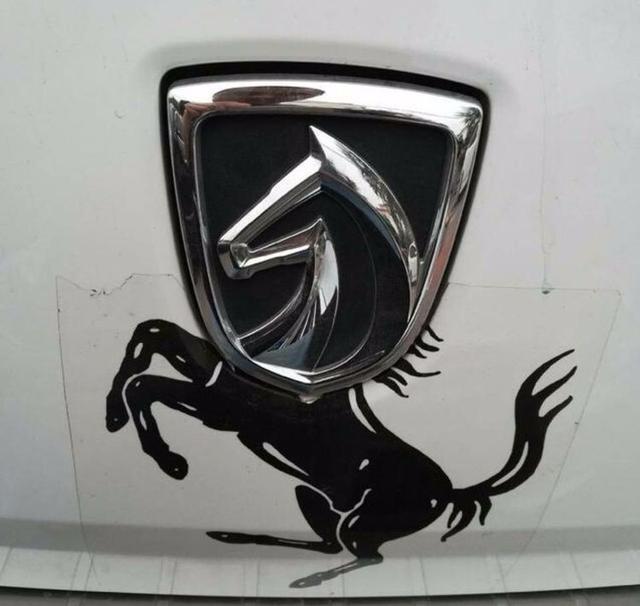 盤(pán)點(diǎn)那些被車(chē)主玩壞的車(chē)標(biāo)，標(biāo)致打怪獸，寶馬變“馬寶寶”