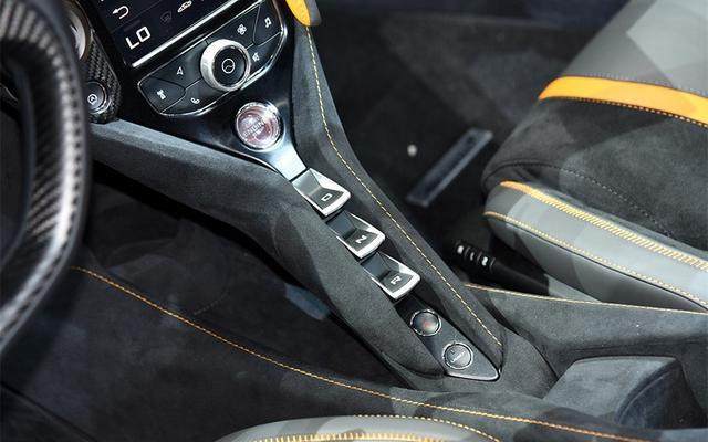 這貨與法拉利齊名，價值400萬，竟用耐克勾當車標