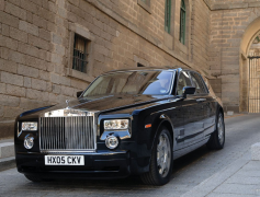 豪車(chē)勞斯萊斯的車(chē)標(biāo)被小孩掰