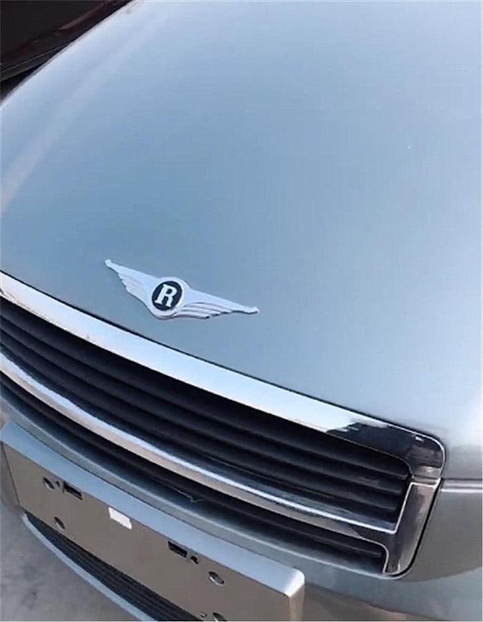 偶遇一輛車標像賓利的國產車, 網友: 集勞斯萊斯跟賓利設計的!