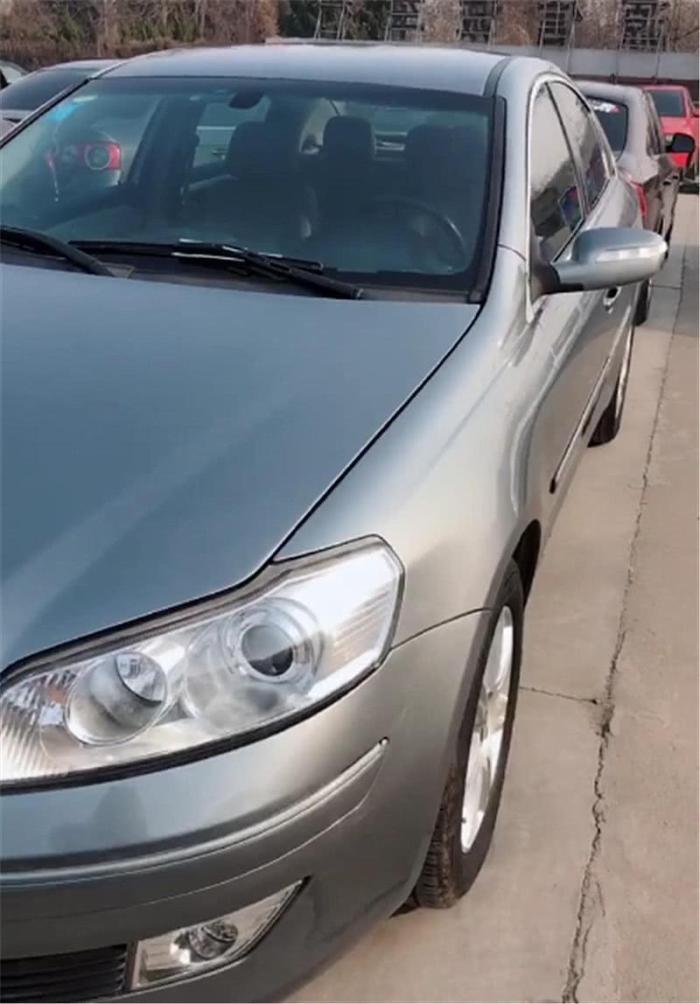 偶遇一輛車標像賓利的國產車, 網友: 集勞斯萊斯跟賓利設計的!