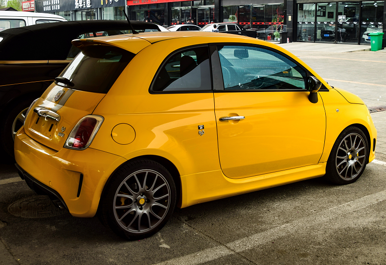 罕見的呆萌小車，車標是個蝎子，價值80萬，還被稱為迷你法拉利！