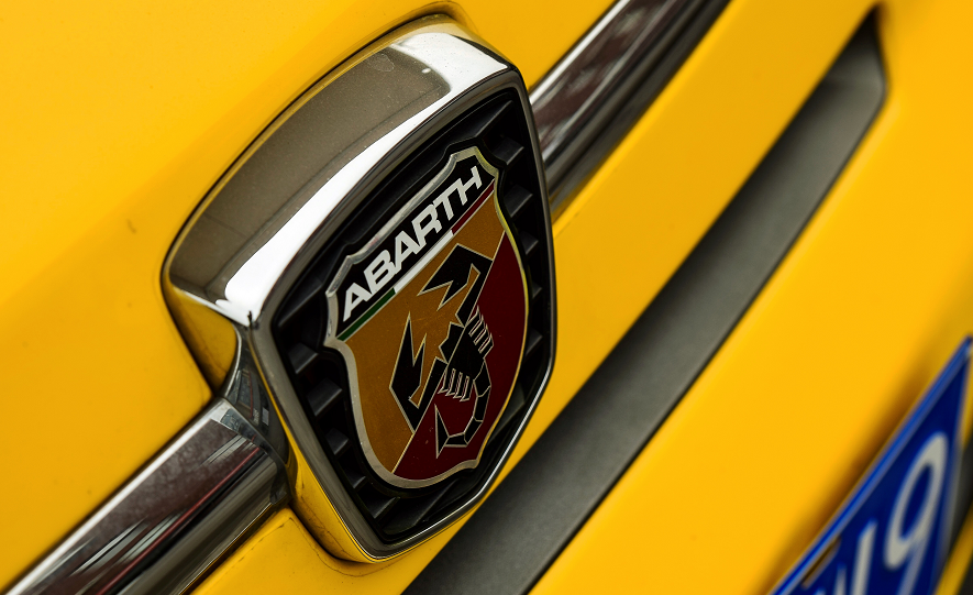 罕見的呆萌小車，車標是個蝎子，價值80萬，還被稱為迷你法拉利！