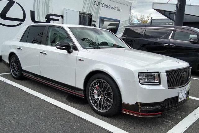 豐田章男的座駕，“金鳳凰”車標(biāo)很別致，氣場不輸勞斯萊斯