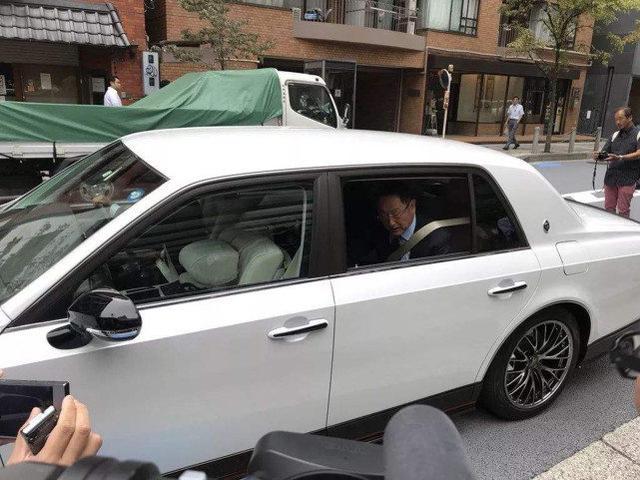 豐田章男的座駕，“金鳳凰”車標(biāo)很別致，氣場不輸勞斯萊斯