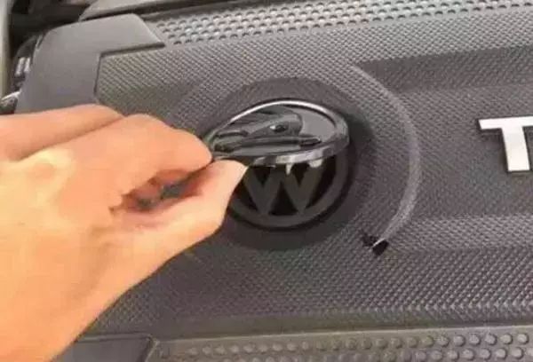 撕開斯柯達的標志后露出了大眾車標！這次看斯柯達怎么說