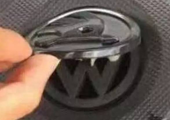 撕開斯柯達的標志后露出了大眾車標！這次看斯柯達怎么說