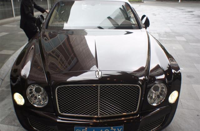 賓利車標(biāo)15萬，還不對稱，左邊10根羽毛，右邊有11根