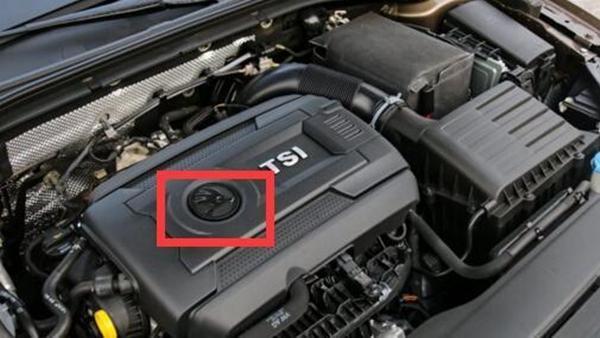 無意間撕開斯柯達的發動機護罩車標，瞬間感覺這車買的太值了！