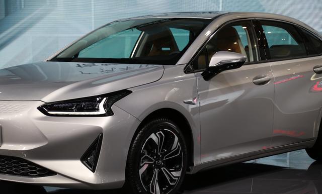 掛著傳祺的車標，非要說是廣豐的新車？網友：給雙積分逼的