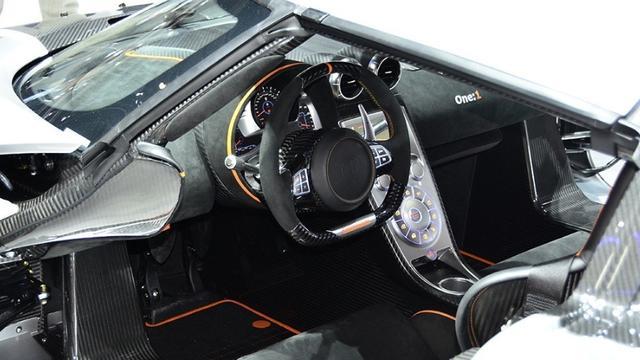 掛著傳祺的車標，非要說是廣豐的新車？網友：給雙積分逼的