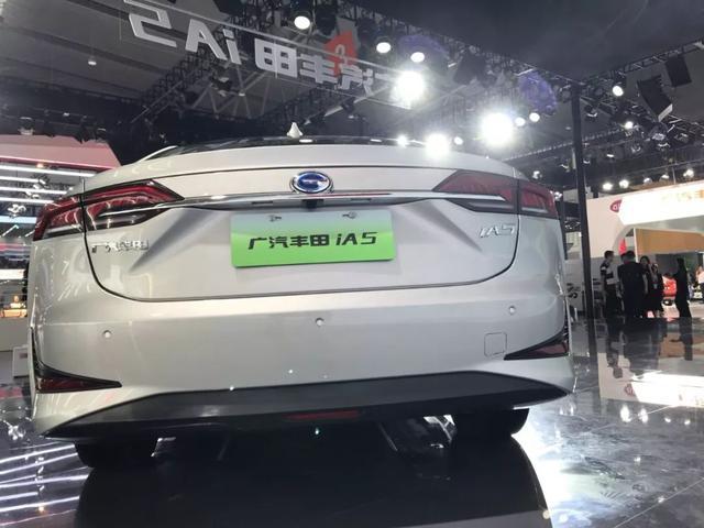 掛著傳祺的車標，非要說是廣豐的新車？網友：給雙積分逼的