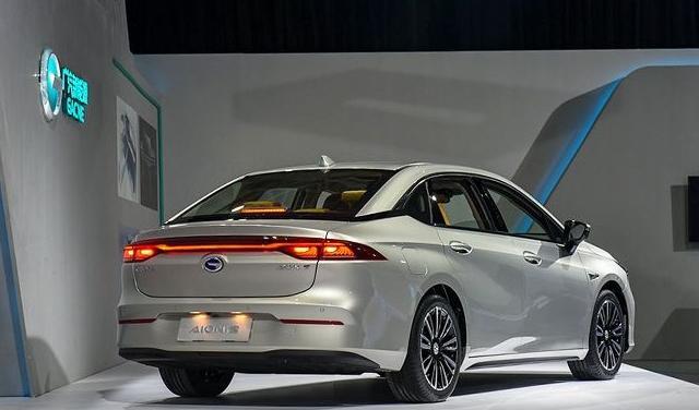 掛著傳祺的車標，非要說是廣豐的新車？網友：給雙積分逼的