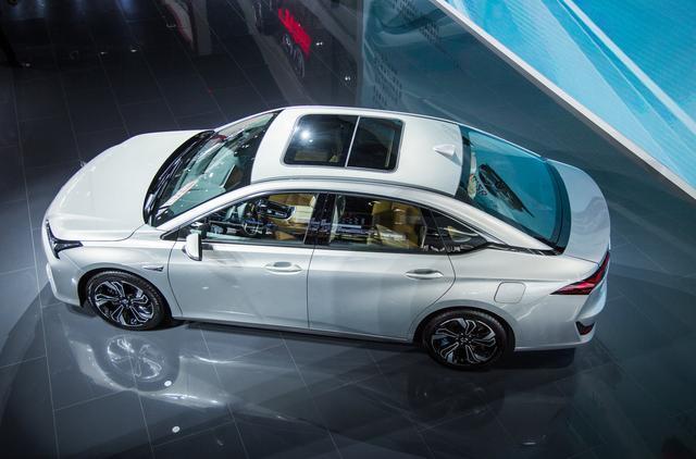 掛著傳祺的車標，非要說是廣豐的新車？網友：給雙積分逼的