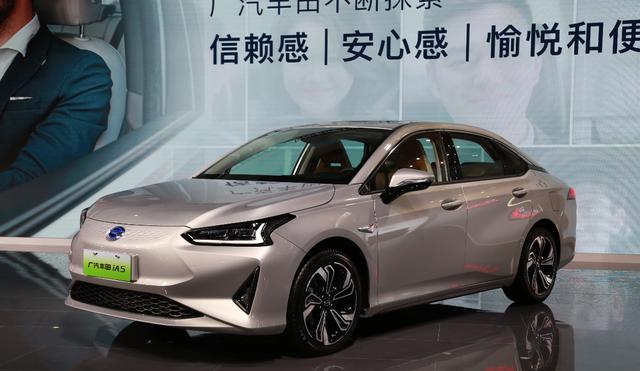 掛著傳祺的車標，非要說是廣豐的新車？網友：給雙積分逼的