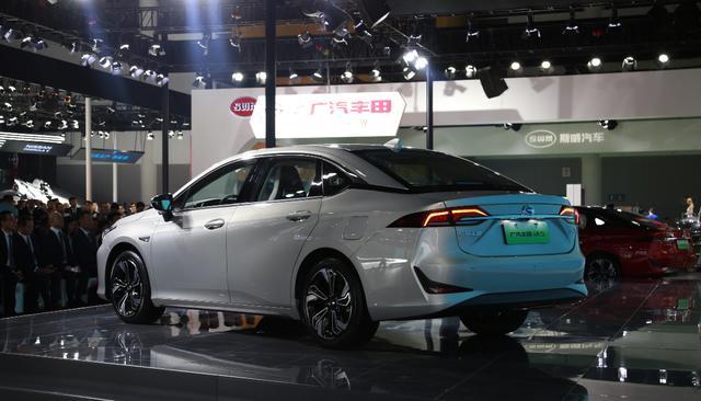 掛著傳祺的車標，非要說是廣豐的新車？網友：給雙積分逼的